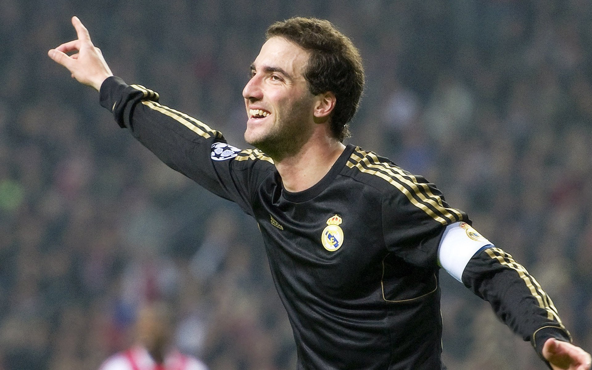 全民狂欢电竞盛典，万人在线燃爆全场！