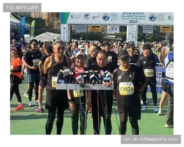 马拉松退赛选手在赛道外自发帮官方整理补给桌,被跑者认出纷纷为他鼓掌 马拉松退赛选手在赛道外自发帮官方整理补给桌,被跑者认出纷纷为他鼓掌