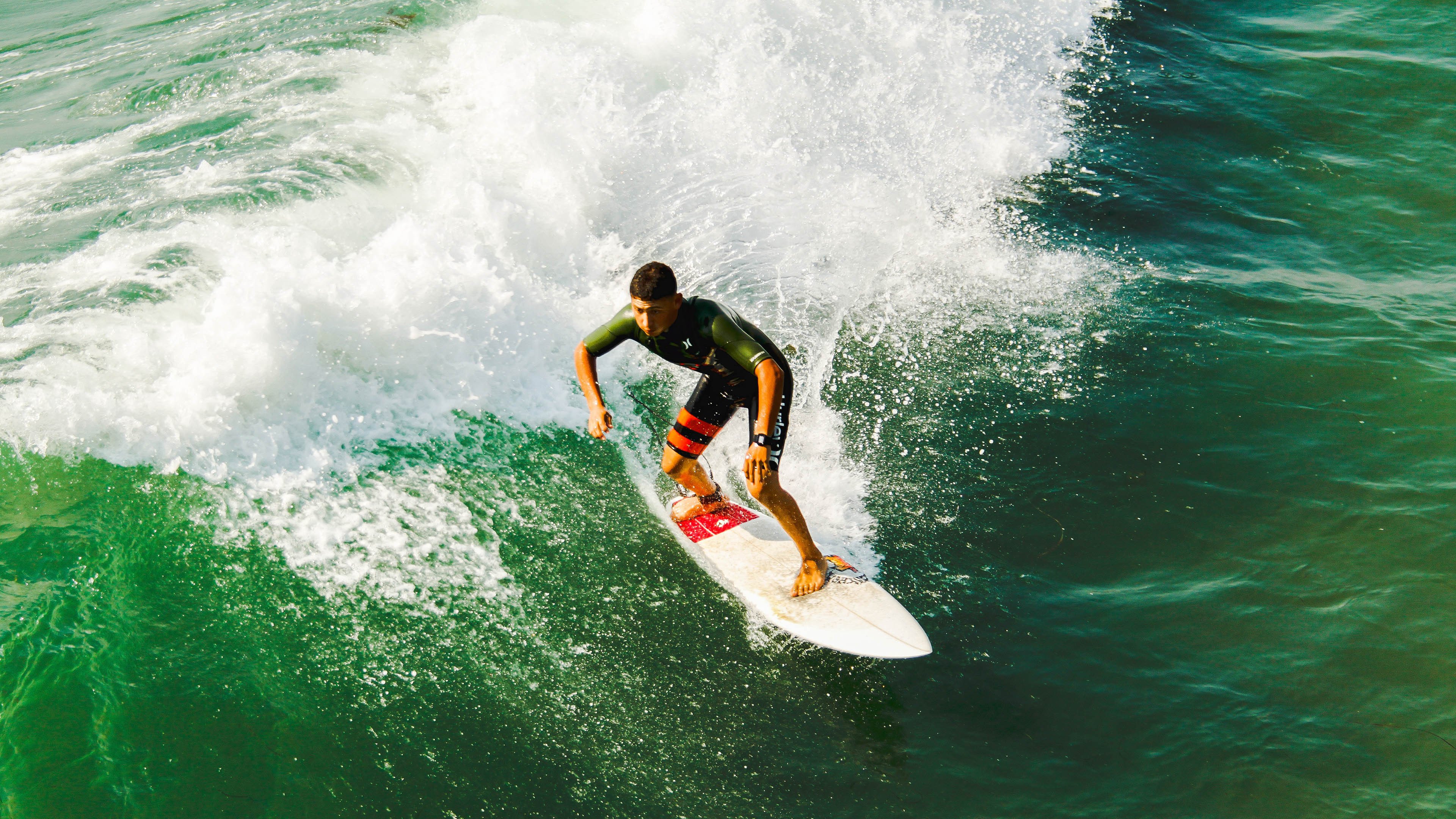 球员在欧冠场边情绪表达引发媒体热议，欧冠观众